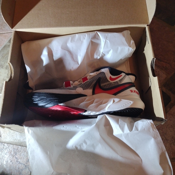 Brand New Nike Kyrie 8 GO (GS) size 5y - Picture 5 of 6